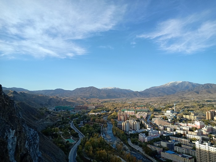 新疆阿勒泰地区阿勒泰市骆驼峰下、克兰河畔秋景