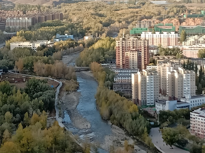 新疆阿勒泰地区阿勒泰市骆驼峰下、克兰河畔秋景 (2)