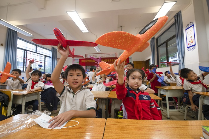 3、2022年10月21日，在广西梧州市长红小学，志愿者老师给学生们上趣味航模科技课。（何华文）