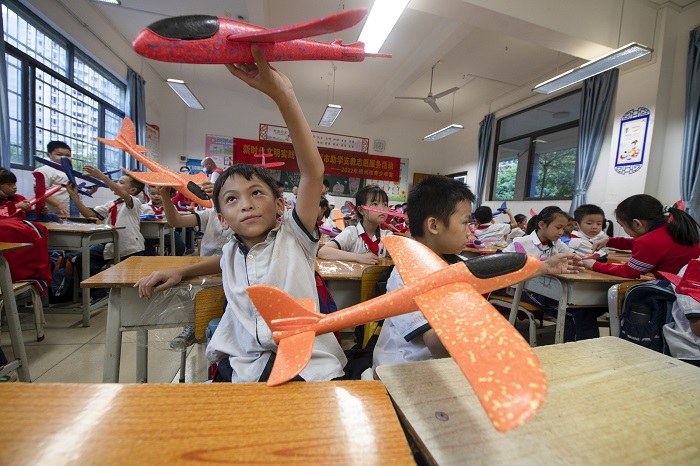 6、2022年10月21日，在广西梧州市长红小学，志愿者老师给学生们上趣味航模科技课。（何华文）