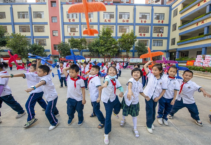 8、2022年10月21日，在广西梧州市长红小学，志愿者老师给学生们上趣味航模科技课。（何华文）