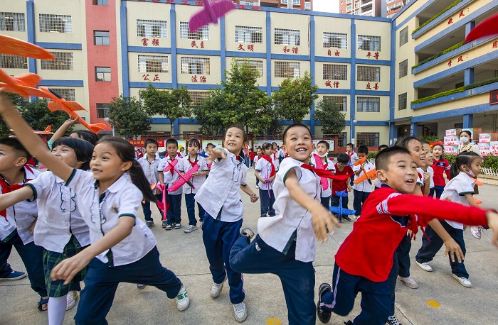 19、2022年10月21日，在广西梧州市长红小学，志愿者老师给学生们上趣味航模科技课。（何华文）