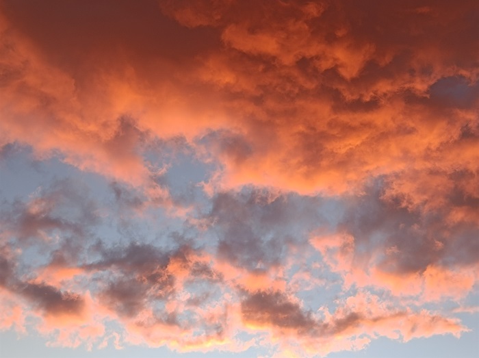 这是2022年10月28日在新疆阿勒泰地区阿勒泰市拍摄的“火烧云” (4)