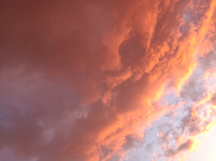 这是2022年10月28日在新疆阿勒泰地区阿勒泰市拍摄的“火烧云”