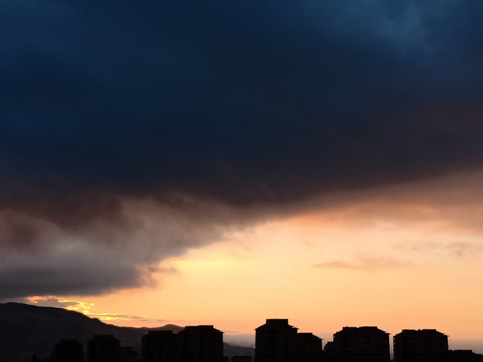 这是2022年10月29日在新疆阿勒泰地区阿勒泰市拍摄的“火烧云” (4)