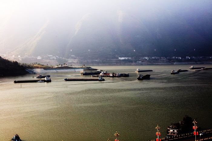 图7：重庆巫山高峡平湖港口物流船舶上下如织。2022年11月2日，摄于重庆巫山高峡平湖。唐金生  17784436870