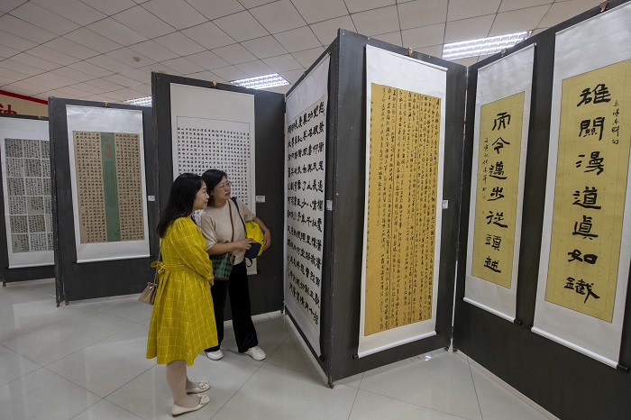 2022年11月17日，市民在广西梧州市职工之家观看2022年“中国梦·劳动美——诗书颂中华 礼赞二十大”梧州市职工书法展作品。（何华文） (1)