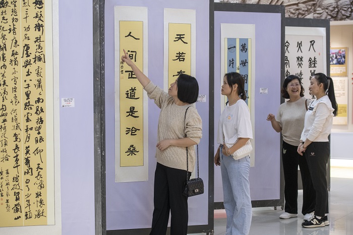 2022年11月17日，市民在广西梧州市职工之家观看2022年“中国梦·劳动美——诗书颂中华 礼赞二十大”梧州市职工书法展作品。（何华文） (3)
