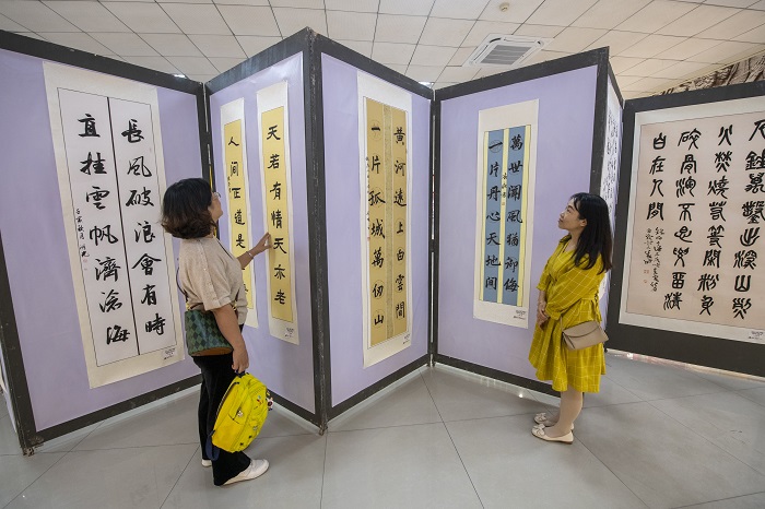 2022年11月17日，市民在广西梧州市职工之家观看2022年“中国梦·劳动美——诗书颂中华 礼赞二十大”梧州市职工书法展作品。（何华文） (14)