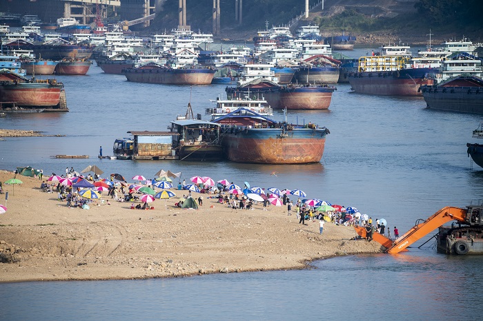 2022年11月20日，市民在广西梧州市西江段的鸳鸯江畔沙滩上打卡游玩。（何华文） (2)