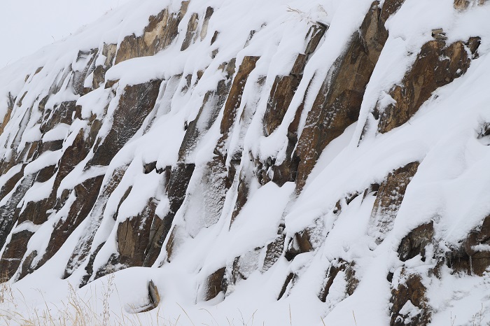 寒流掠过峭壁，2022年11月22日摄于新疆阿勒泰地区阿勒泰市。
