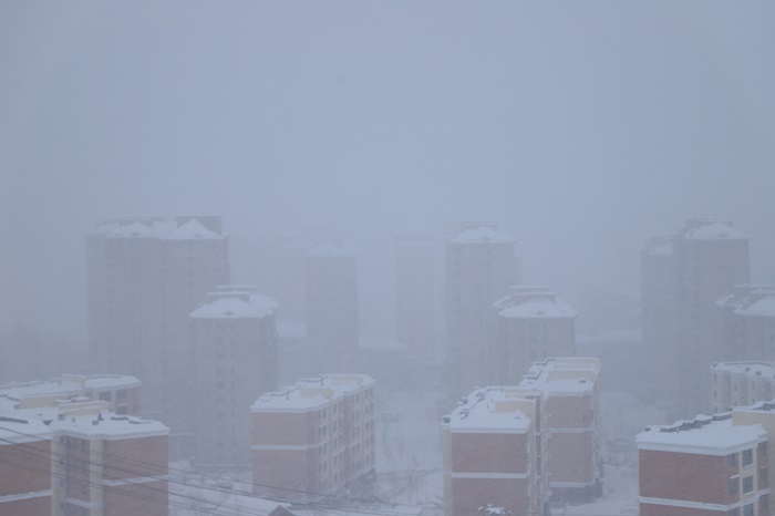 雪罩山城，2022年11月22日摄于新疆阿勒泰地区阿勒泰市。