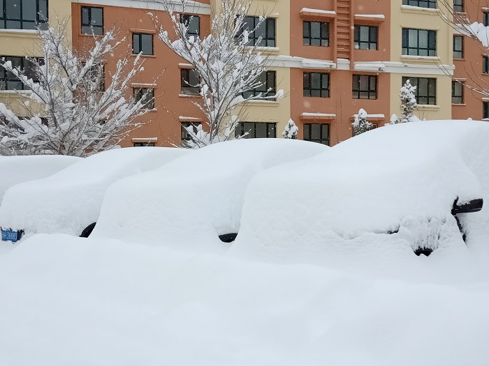 小区里被积雪掩埋的汽车2022年11月23日摄于新疆阿勒泰地区阿勒泰市。