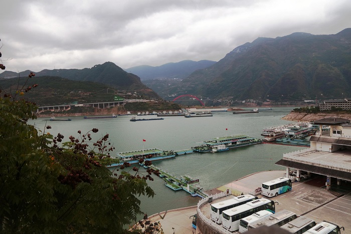 图3：巫山旅客中心旅游码头位于美景中。2022年11月30日，摄于重庆巫山游客中心。唐金生  17784436870
