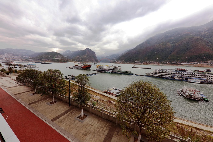 图6：三峡黄金水道巫山繁荣美丽的港区一隅。2022年11月30日，摄于重庆巫山巫峡口。唐金生  17784436870