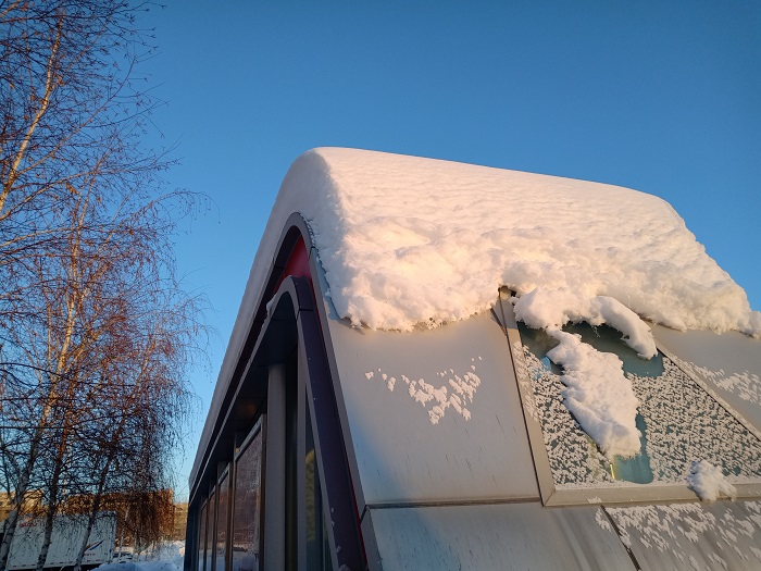 这是2022年12月3日在新疆阿勒泰地区阿勒泰市拍摄的戴着“雪帽子”的 公交站台。