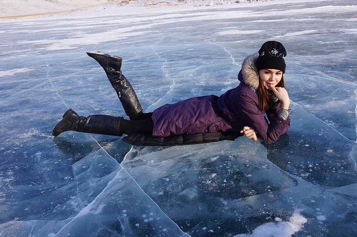 贝加尔湖冰面上的俄罗斯美女