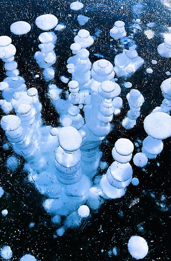 晶莹剔透的冰中水气泡