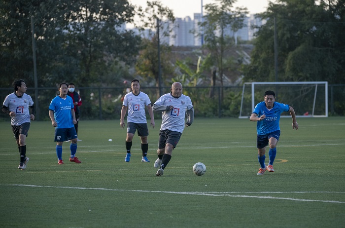 2022年12月18日，在广西梧州体育训练基地，梧州市足球联赛U40组球赛正在激情开战。（何华文） (17)