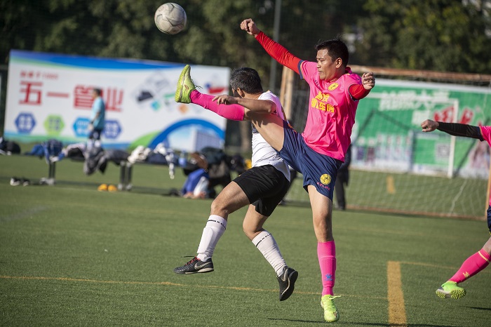 2022年12月18日，在广西梧州体育训练基地，梧州市足球联赛U40组球赛正在激情开战。（何华文） (23)
