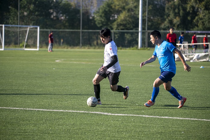 2022年12月18日，在广西梧州体育训练基地，梧州市足球联赛U40组球赛正在激情开战。（何华文） (28)
