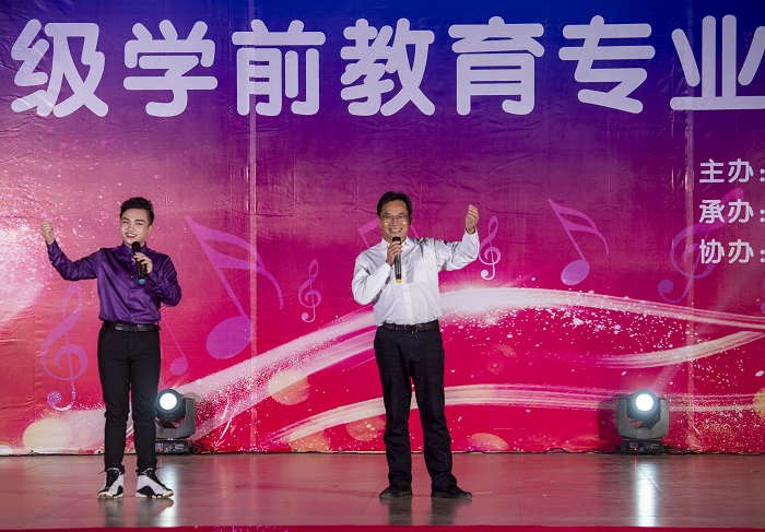 8、2022年12月15日，在广西梧州商贸学校举办“意气风发正当时踔厉前行向未来”2020级学前教育专业毕业汇演上，该校领导登台演唱。（何华文）