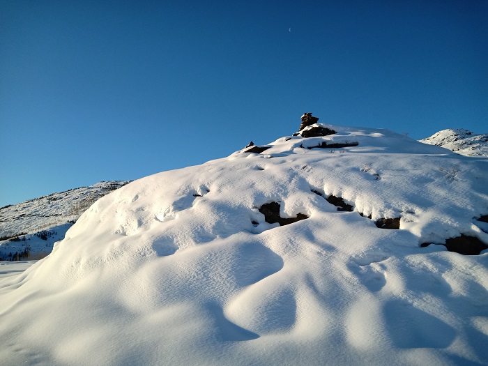 这是2022年12月18日在新疆阿勒泰地区阿尔泰山脉拍摄的雪景。 (12)