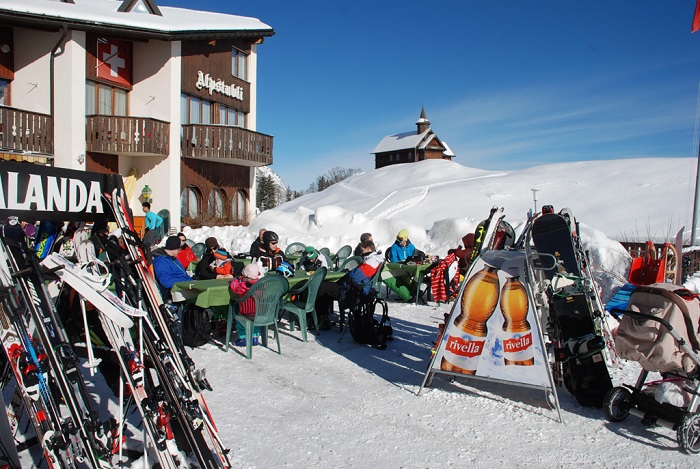 滑雪场营地