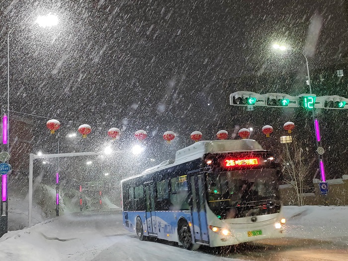 正在风雪中行驶的2路公共汽车。