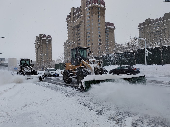 正在阿勒泰市望湖街上清雪的机械。