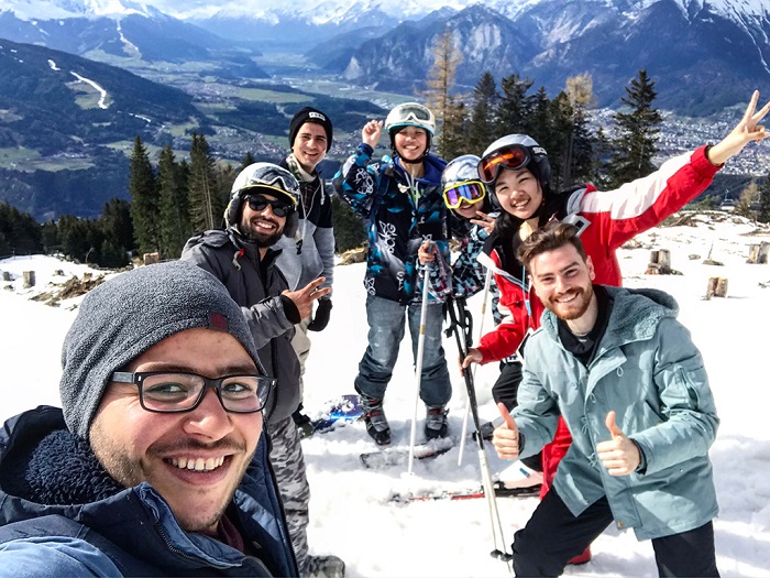 滑雪天堂奥地利的滑雪爱好者们