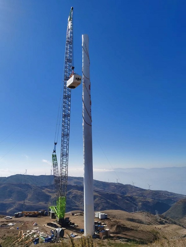 云南巨龙梁风电项目首台风机机舱吊装
