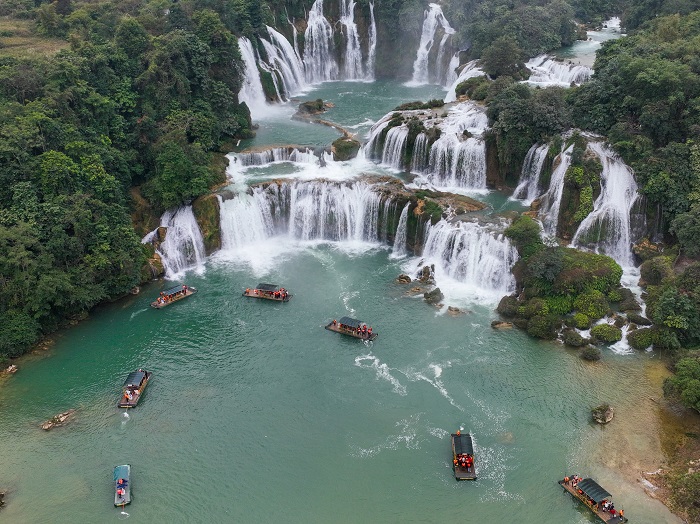 4、2023年1月23日，游客在广西崇左市大新县德天跨国大瀑布乘坐竹筏观赏气势磅礴的瀑布。（何华文）