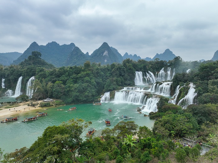 1、2023年1月23日，游客在广西崇左市大新县德天跨国大瀑布乘坐竹筏观赏气势磅礴的瀑布。（何华文）