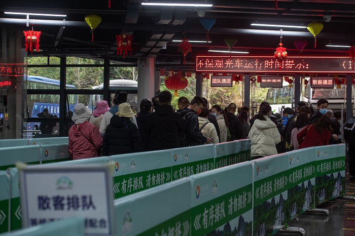 8、2023年1月23日，游客在广西崇左市大新县德天跨国大瀑布景区候车室排队乘坐观光浏览车。（何华文）