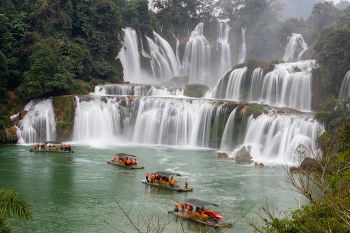 16、2023年1月23日，游客在广西崇左市大新县德天跨国大瀑布乘坐竹筏观赏气势磅礴的瀑布。（何华文）
