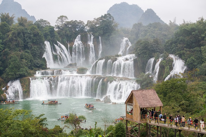 17、2023年1月23日，游客在广西崇左市大新县德天跨国大瀑布乘坐竹筏观赏气势磅礴的瀑布。（何华文）