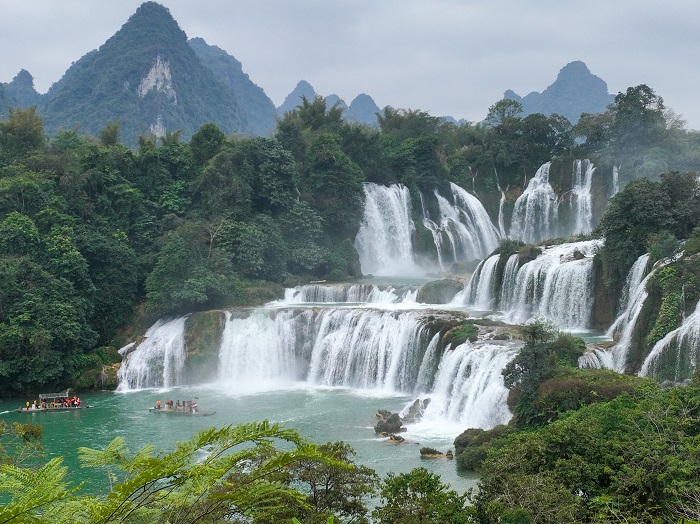 19、2023年1月23日，游客在广西崇左市大新县德天跨国大瀑布乘坐竹筏观赏气势磅礴的瀑布。（何华文）