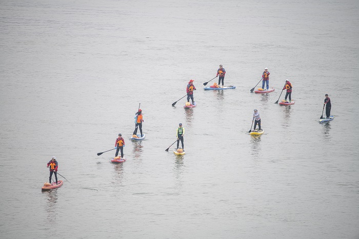 1、2023年1月27日，广西梧州市西江河面上，桨板爱好者在练习桨板，锻炼身体，体验水上运动，乐享假期。（何华文）