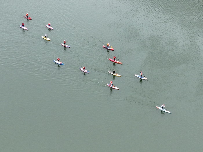 2、2023年1月27日，广西梧州市西江河面上，桨板爱好者在练习桨板，锻炼身体，体验水上运动，乐享假期。（何华文）