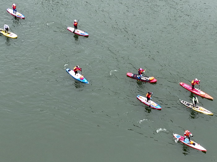3、2023年1月27日，广西梧州市西江河面上，桨板爱好者在练习桨板，锻炼身体，体验水上运动，乐享假期。（何华文）