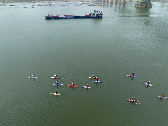 5、2023年1月27日，广西梧州市西江河面上，桨板爱好者在练习桨板，锻炼身体，体验水上运动，乐享假期。（何华文）