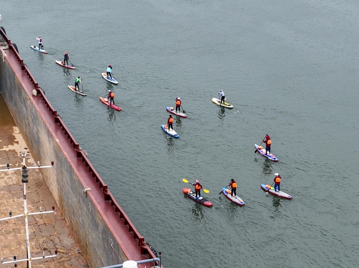 6、2023年1月27日，广西梧州市西江河面上，桨板爱好者在练习桨板，锻炼身体，体验水上运动，乐享假期。（何华文）