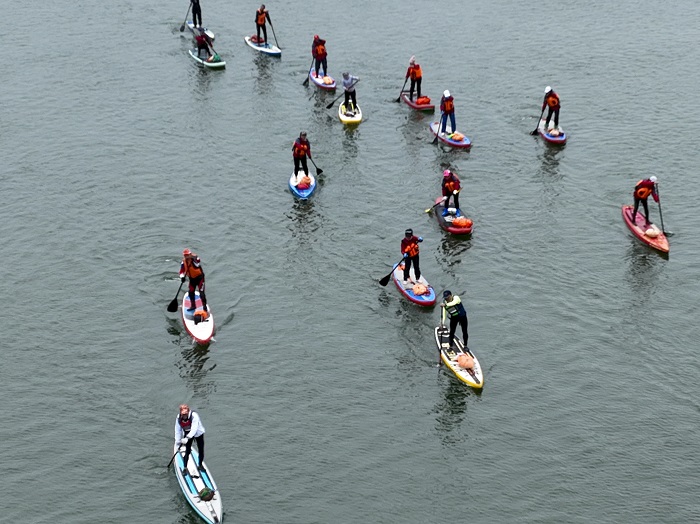 9、2023年1月27日，广西梧州市西江河面上，桨板爱好者在练习桨板，锻炼身体，体验水上运动，乐享假期。（何华文）