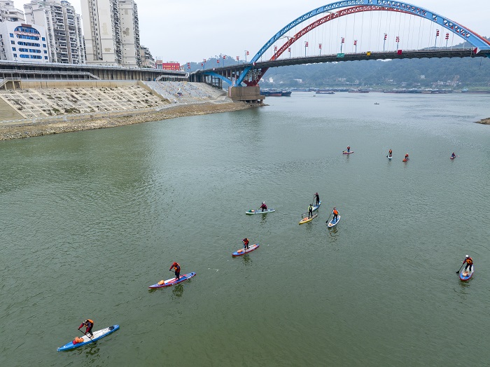 13、2023年1月27日，广西梧州市西江河面上，桨板爱好者在练习桨板，锻炼身体，体验水上运动，乐享假期。（何华文）