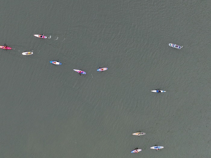 14、2023年1月27日，广西梧州市西江河面上，桨板爱好者在练习桨板，锻炼身体，体验水上运动，乐享假期。（何华文）