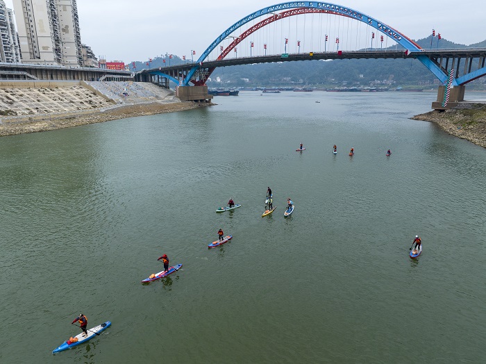 16、2023年1月27日，广西梧州市西江河面上，桨板爱好者在练习桨板，锻炼身体，体验水上运动，乐享假期。（何华文）