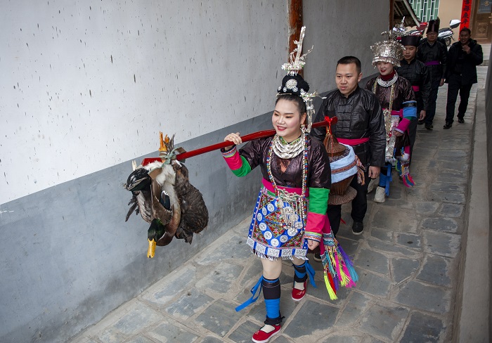 2023年1月23日，贵州省从江县贯洞镇干团村的侗族同胞参加“鼓楼抢鸡”活动，欢度新春佳节。 (4)