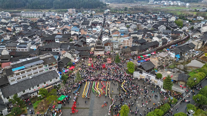 2023年2月5日，人们在贵州省黔东南苗族侗族自治州锦屏县隆里古城进行“花脸龙”表演。 (2)