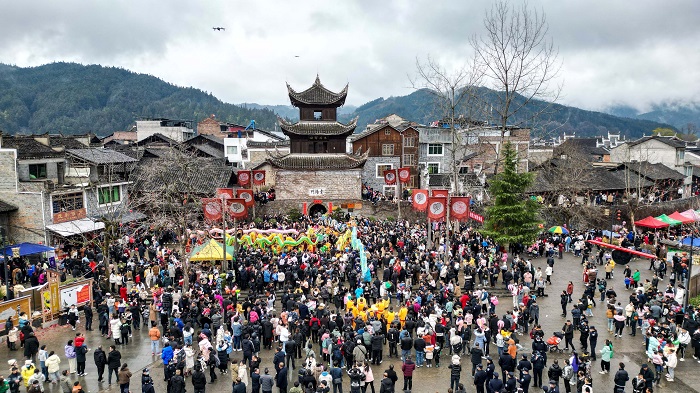 2023年2月5日，人们在贵州省黔东南苗族侗族自治州锦屏县隆里古城进行“花脸龙”表演。 (4)